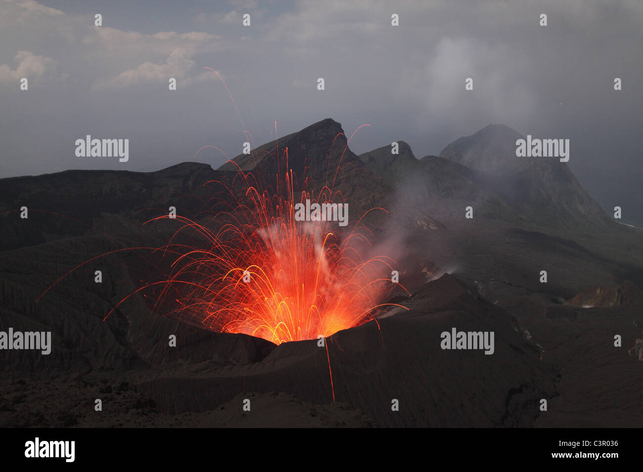 Le Japon, l'éruption du volcan Suwanose jima Banque D'Images