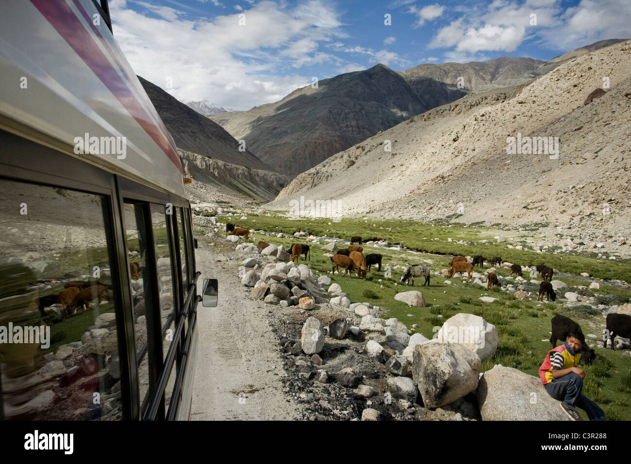 Route de Leh vers la vallée de Nubra, à travers la route de haute altitude à la Pass Wari, au Ladakh, Inde. Banque D'Images