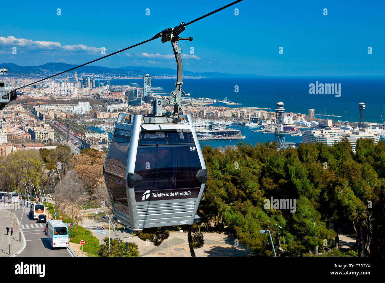 Câble d'antenne voitures emmènent les passagers à partir du dessus de Montjuic à la ville de Barcelone ci-dessous. Banque D'Images