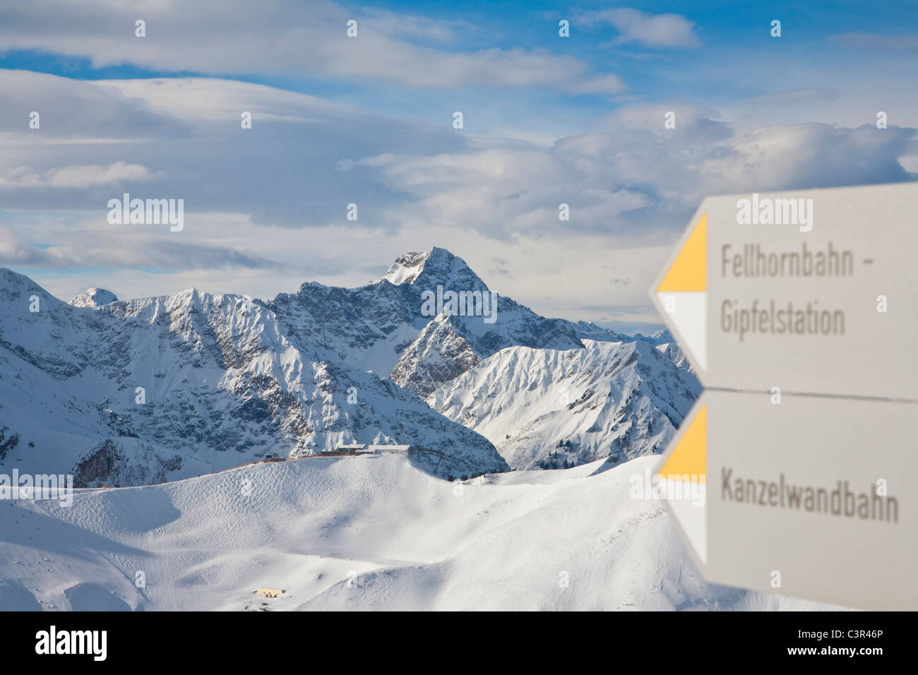 Allemagne, Bavière, Close up of sign post chaînes de montagnes en arrière-plan Banque D'Images