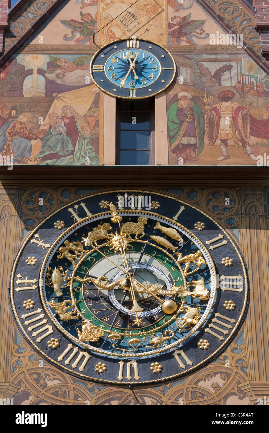 Allemagne, Ulm, horloge astronomique sur la façade de l'hôtel de ville Banque D'Images
