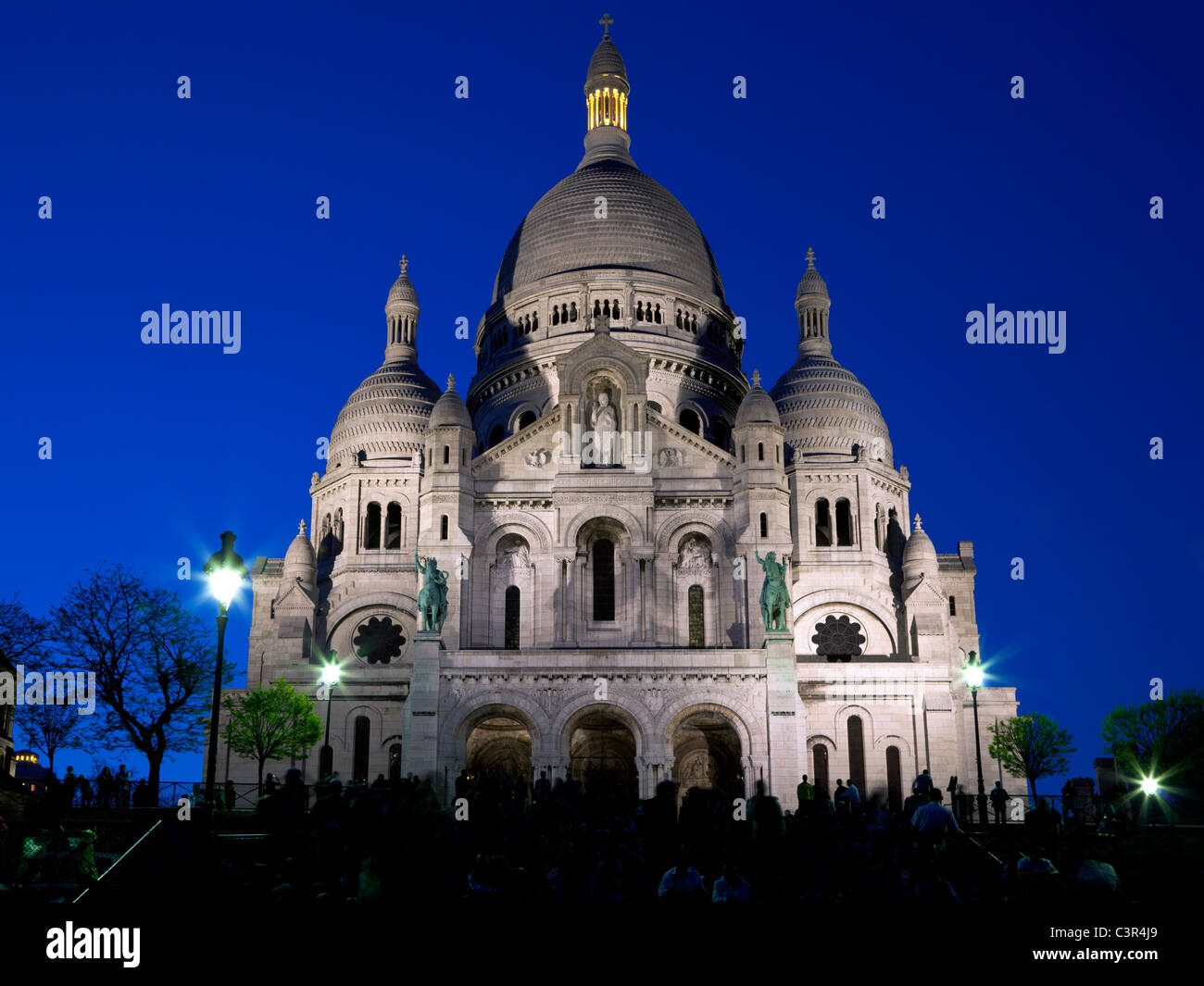 Basilique du Sacré-Cœur dans la nuit. Montmartre - l'un des plus célèbres monuments de Paris Banque D'Images