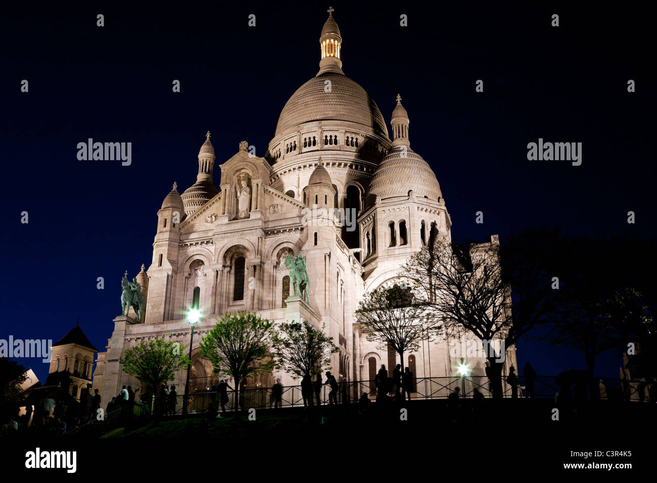 Basilique du Sacré-Cœur dans la nuit. Montmartre - l'un des plus célèbres monuments de Paris Banque D'Images