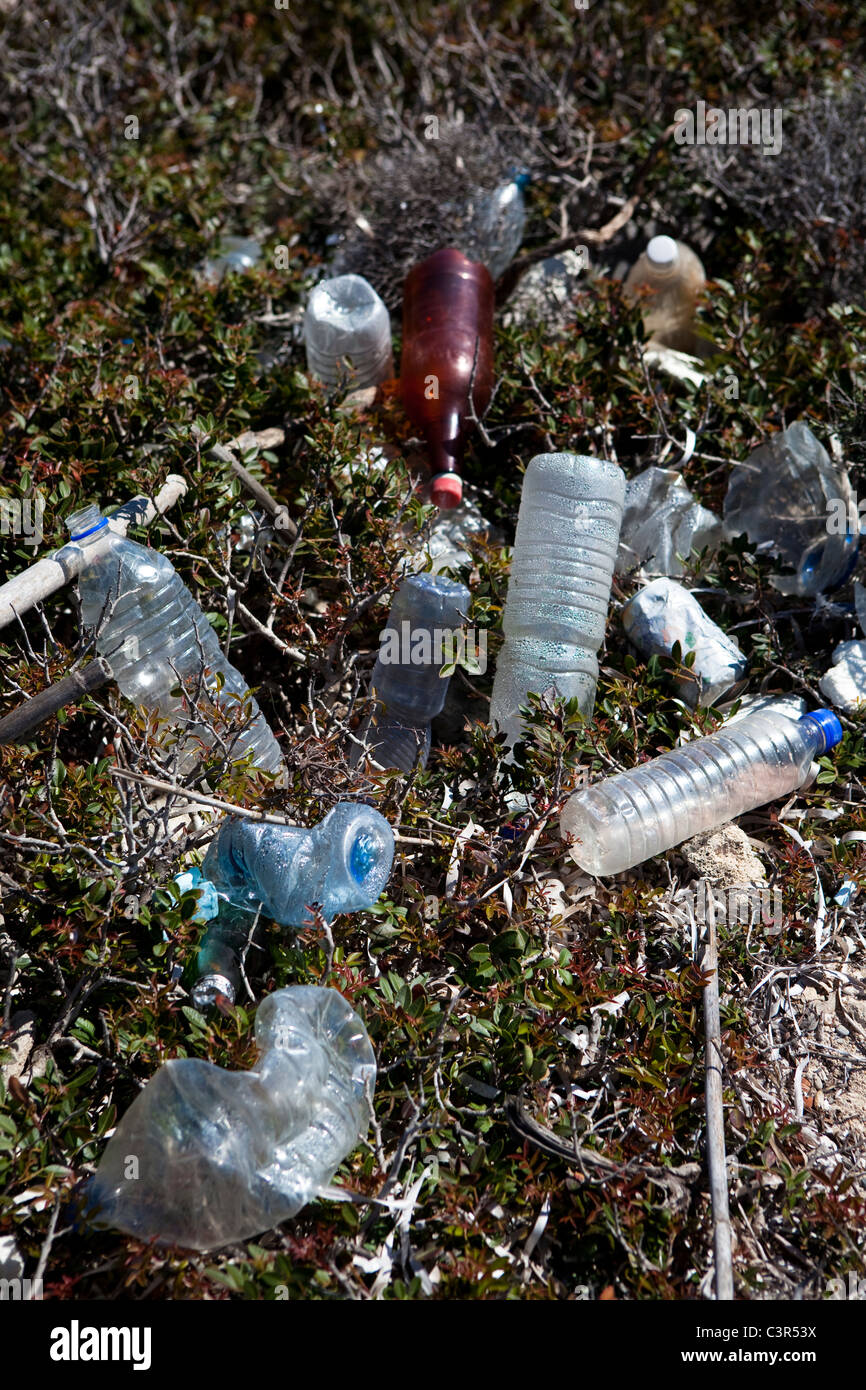 Les bouteilles en plastique, échoués sur la plage de Balos, sur la péninsule de Gramvousa, dans le nord-ouest de Crète, Grèce. Banque D'Images