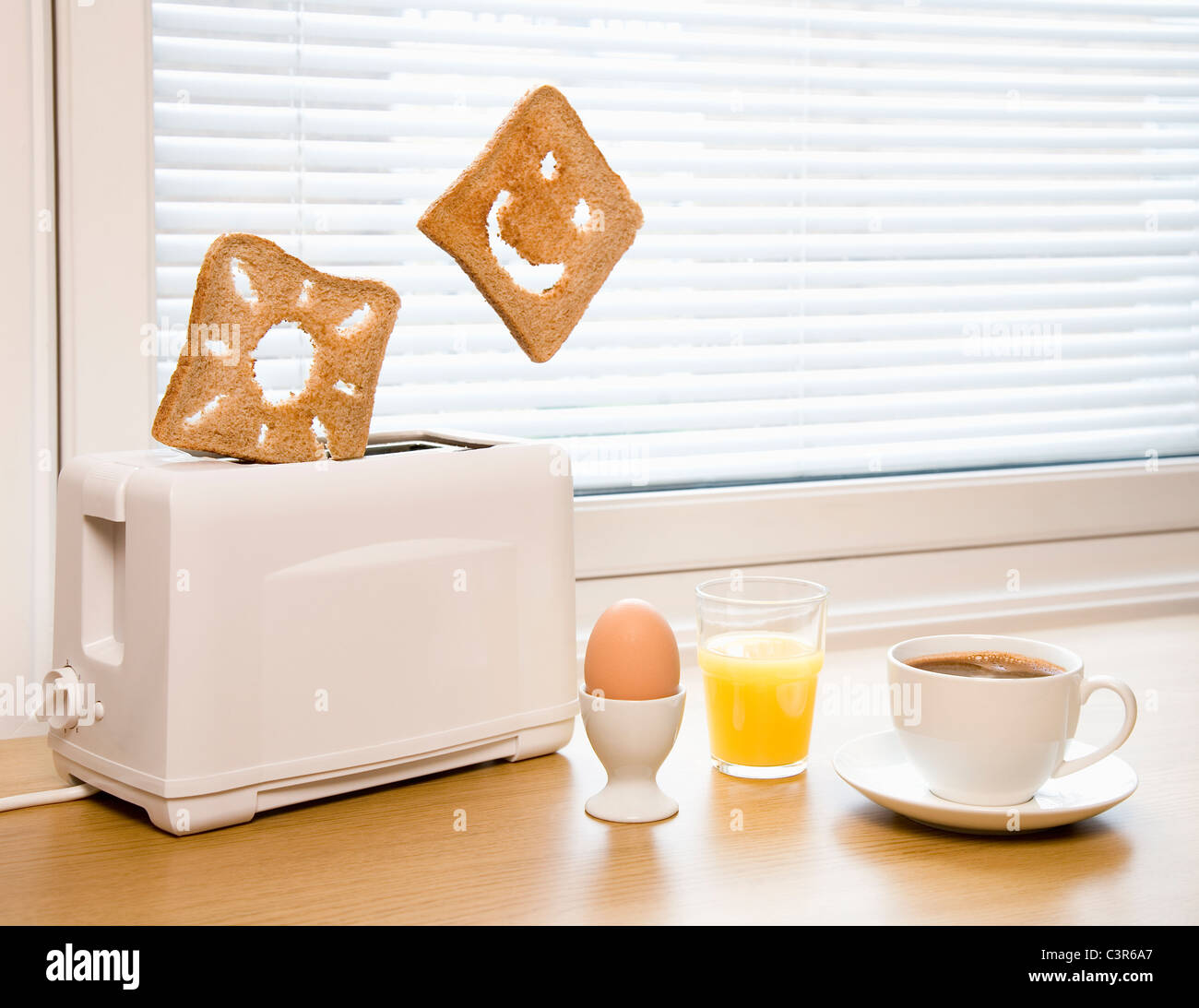 Le petit-déjeuner avec du pain grillé et sun smiley Banque D'Images