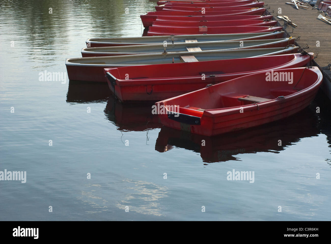 Bateaux à rame sur un lac paisible et tranquille Banque D'Images