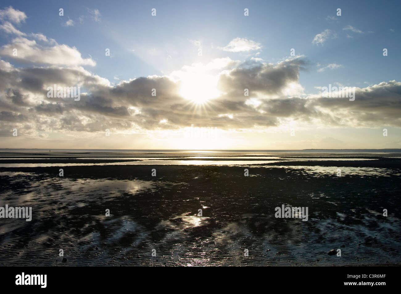 Allemagne, Schleswig-Holstein, Foehr, vue sur la mer du Nord avec de boue au coucher du soleil Banque D'Images