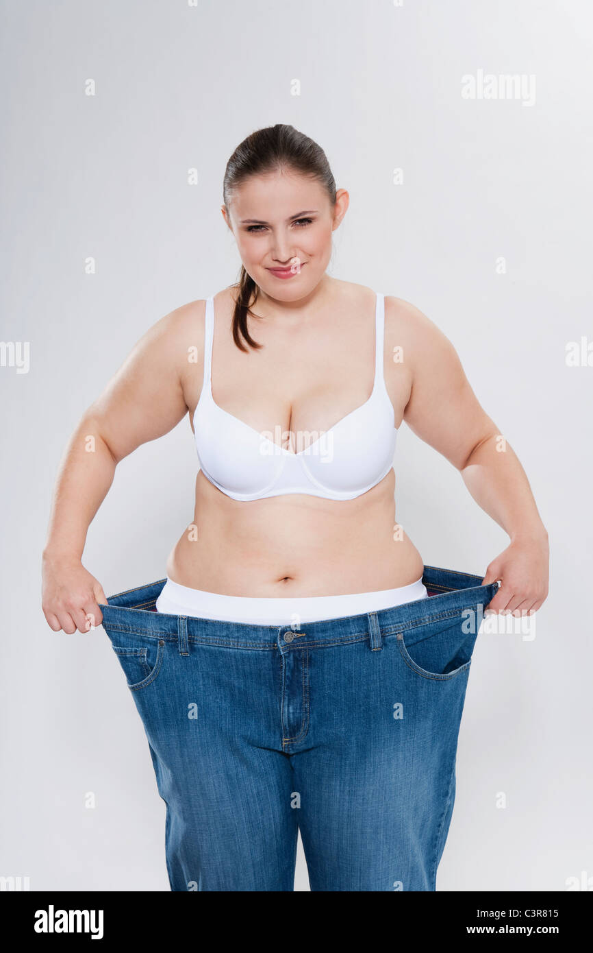 Jeune femme potelée avec surdimensionné pant, portrait Banque D'Images