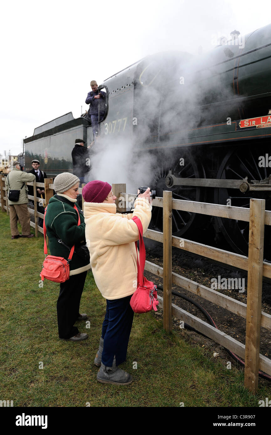 Deux dames âgées prenant photo d'un train à vapeur great central railway england uk Banque D'Images