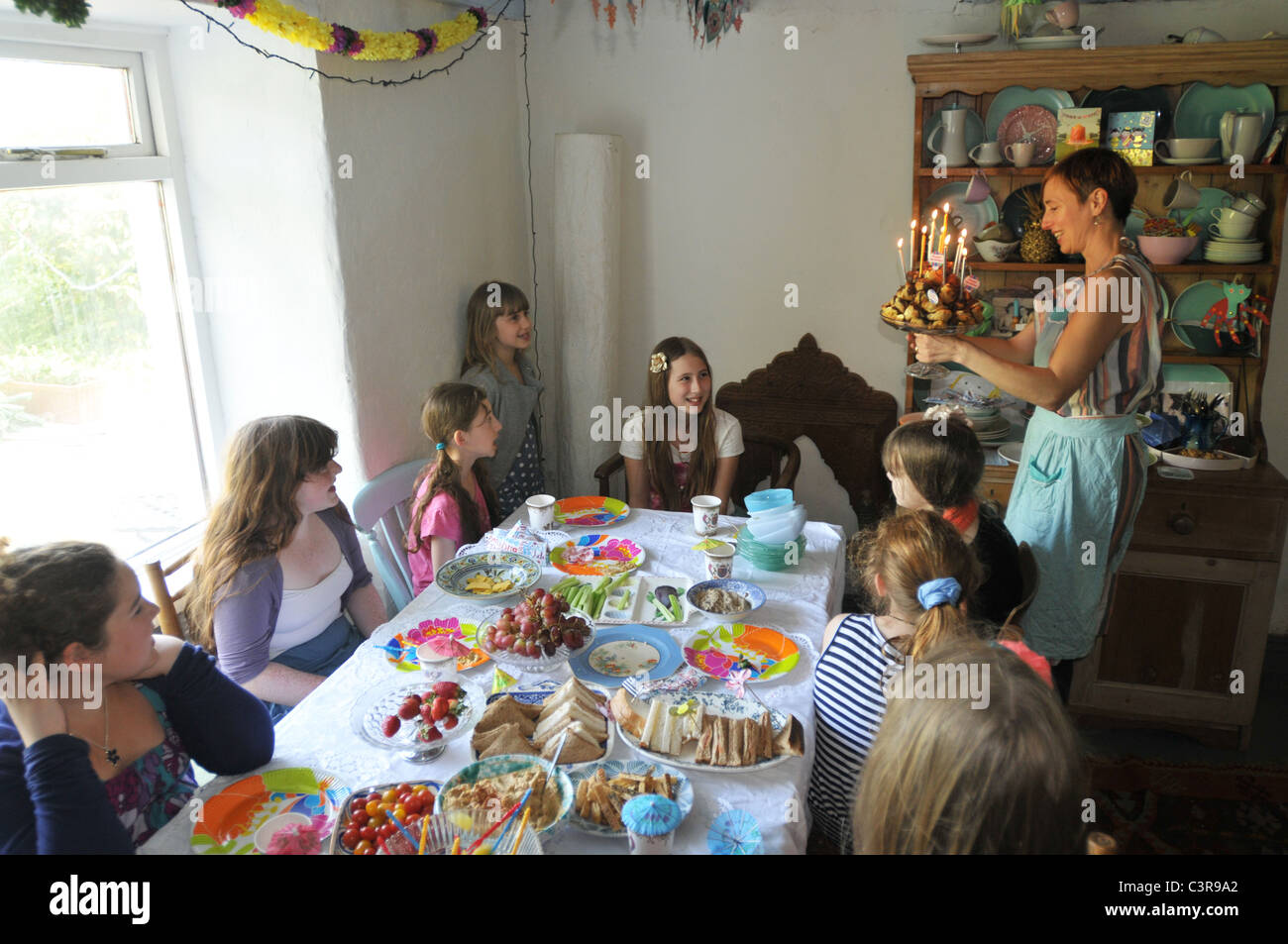 Une Mere Apporte Un Gateau D Anniversaire Pour Sa Fille De 11 Ans Photo Stock Alamy