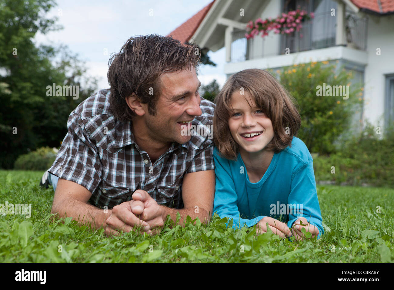 Allemagne, Munich, père et fils (10-11 ans) dans la région de jardin, smiling Banque D'Images