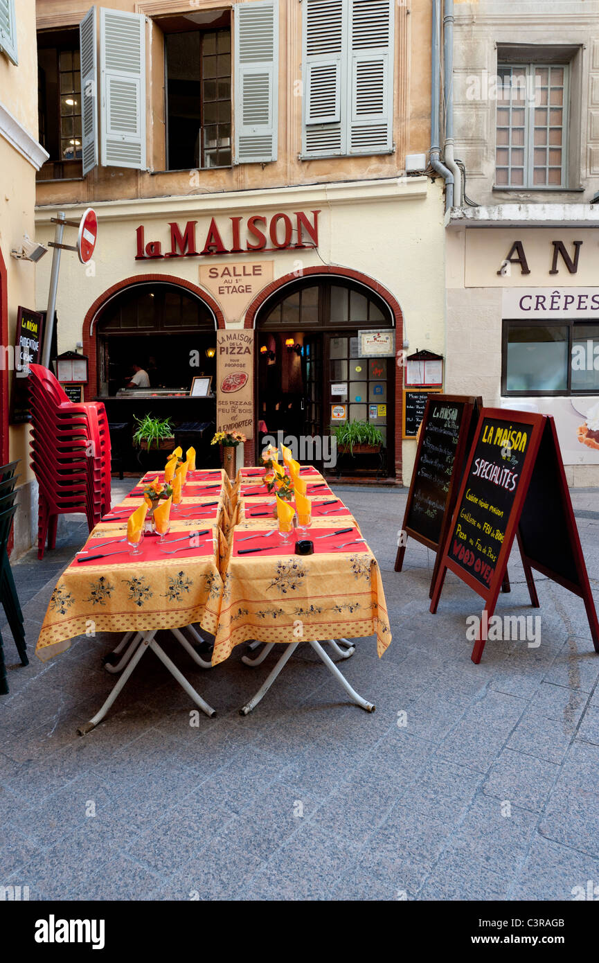 Une variété de restaurants dans le quartier de la vieille ville de Nice Banque D'Images
