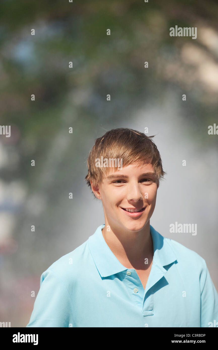 Allemagne, Munich, Karlsplatz, Young man smiling, portrait Banque D'Images