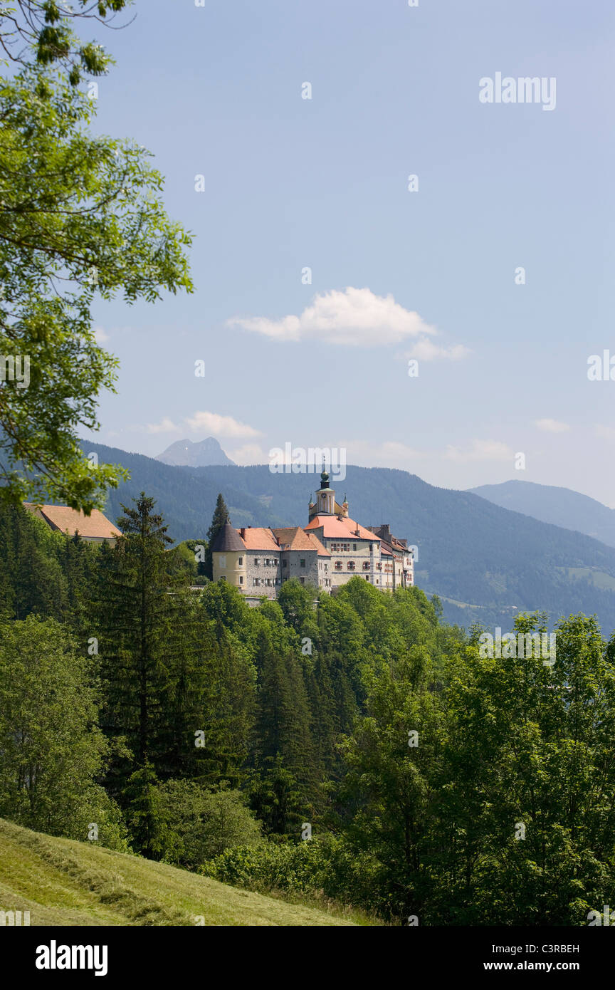 L'Autriche, Styrie, Rottenmann, Burg Strechau, vue sur le bâtiment avec des montagnes en arrière-plan Banque D'Images