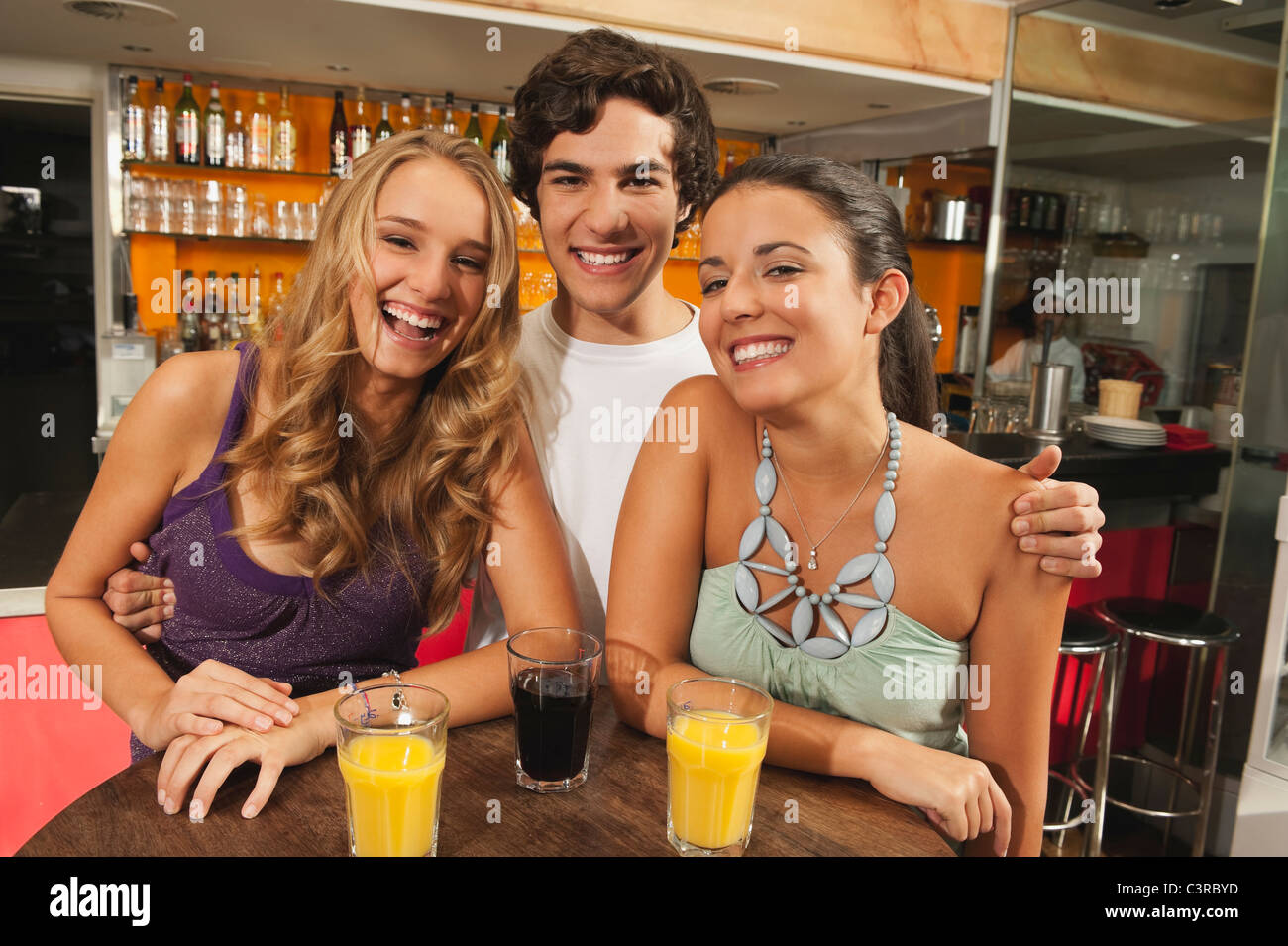 Allemagne, Munich, amis ensemble dans cafe, smiling Banque D'Images