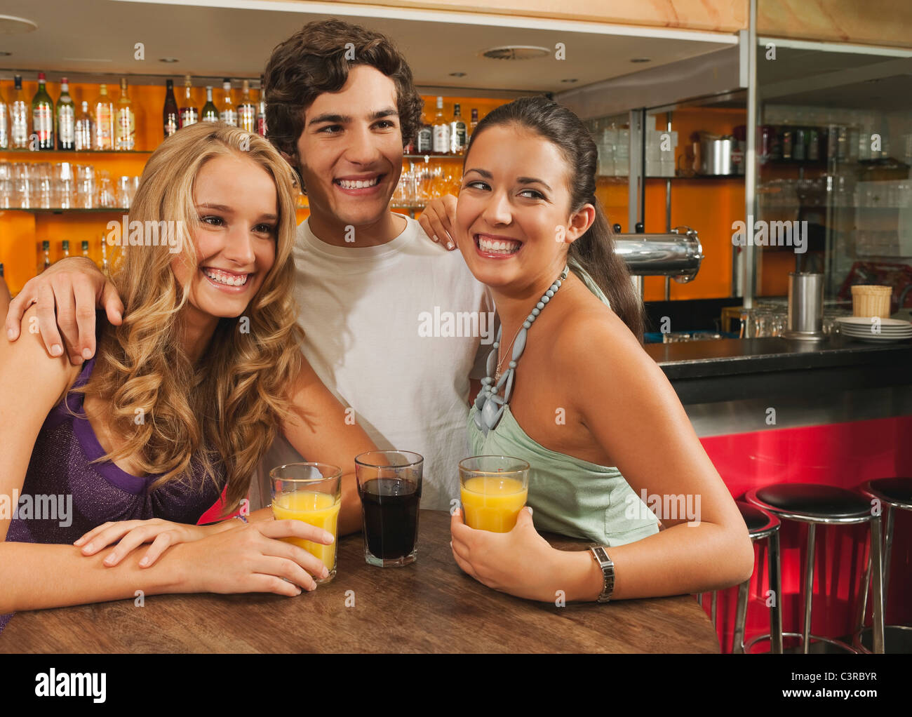 Allemagne, Munich, amis ensemble dans cafe, smiling Banque D'Images