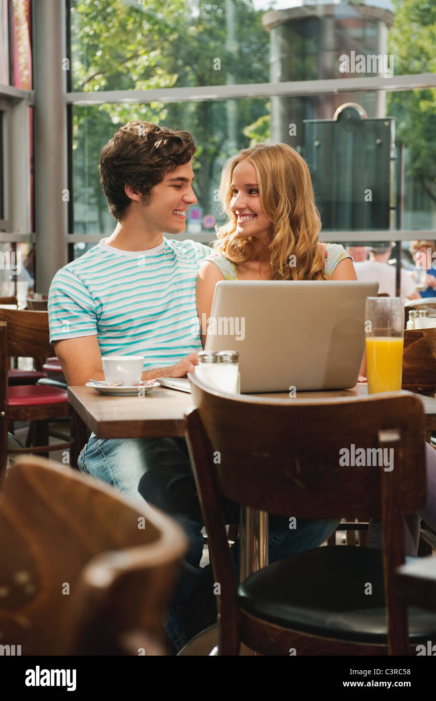 Allemagne, Munich, Couple avec laptop in cafe Banque D'Images