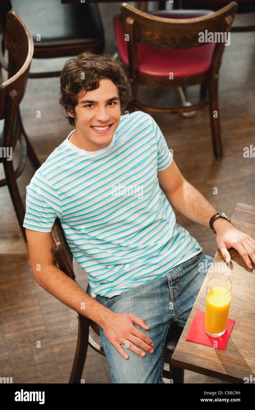 Allemagne, Munich, jeune homme de cafe, smiling, portrait Banque D'Images