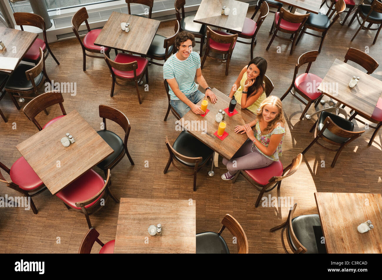 Allemagne, Munich, amis ensemble dans cafe Banque D'Images