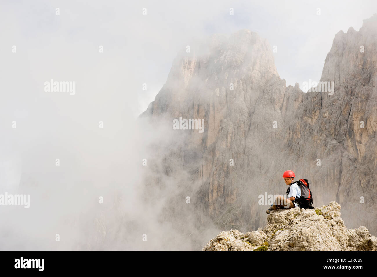 L'Italie, Dolomites, le randonneur à montagnes Rosengarten Banque D'Images