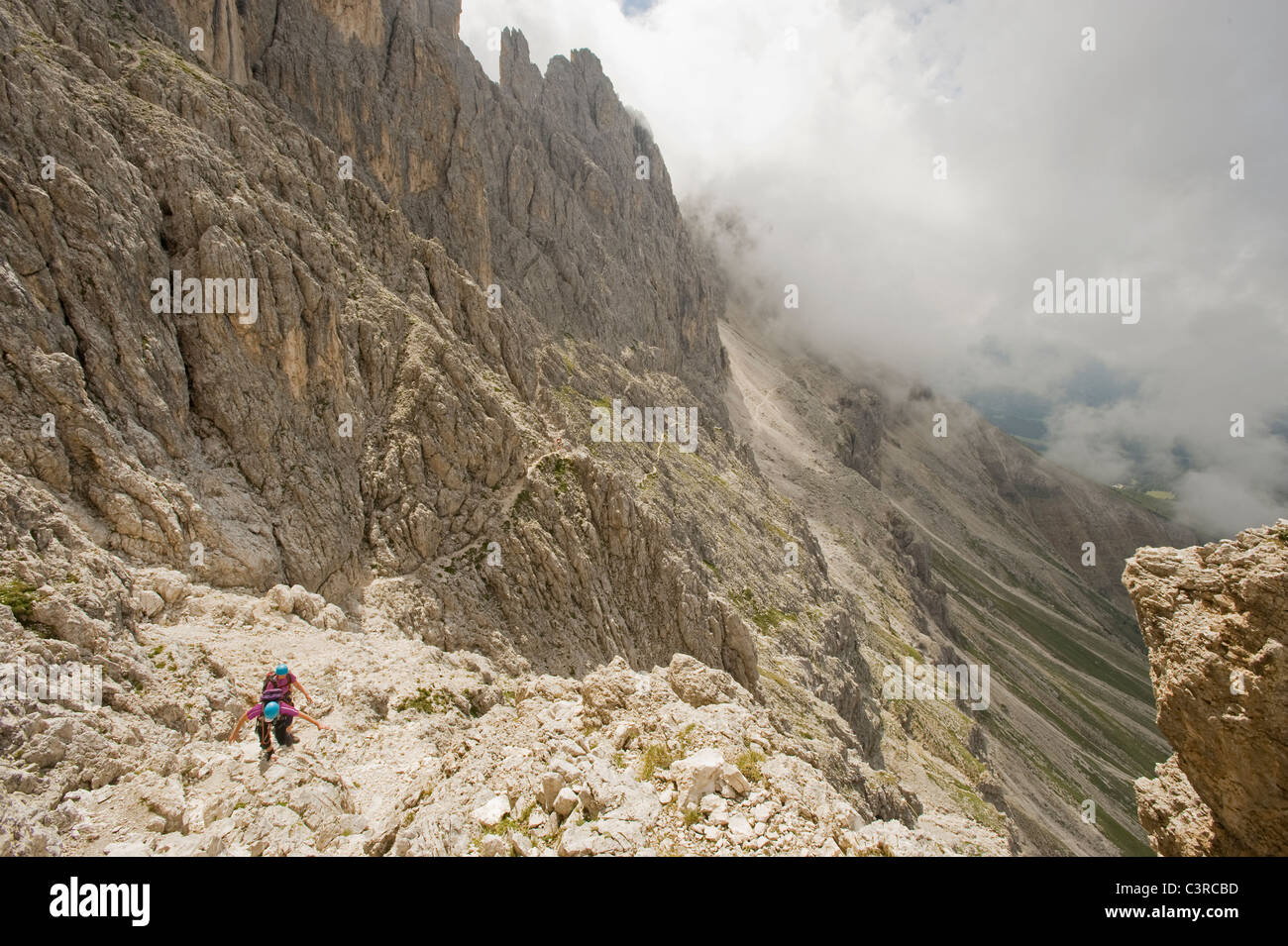 L'Italie, Dolomites, les randonneurs randonnée dans les montagnes de Rosengarten Banque D'Images
