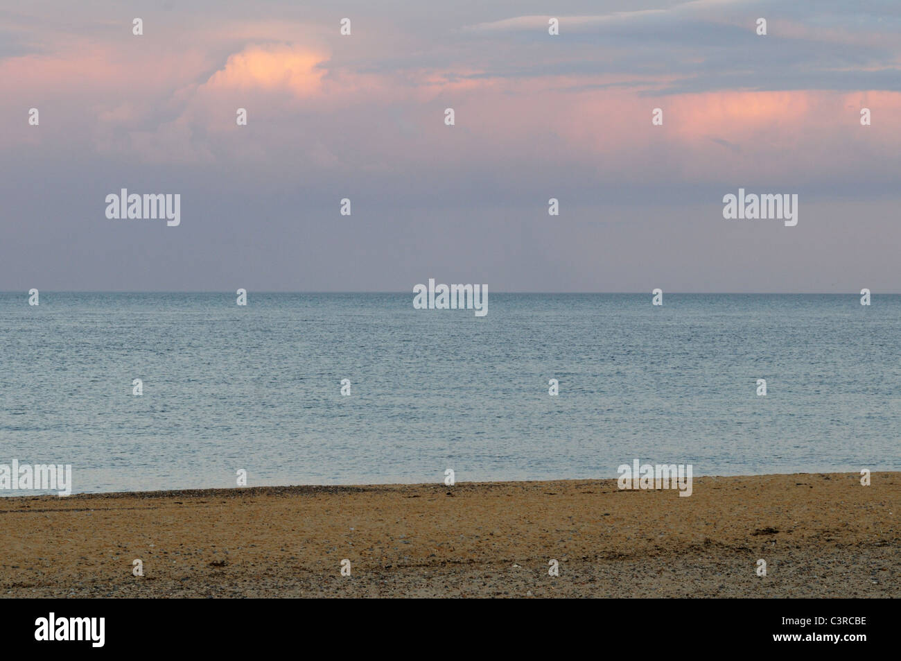 Plage déserte, la mer et les nuages au coucher du soleil, Southwold, Suffolk, Angleterre, RU Banque D'Images
