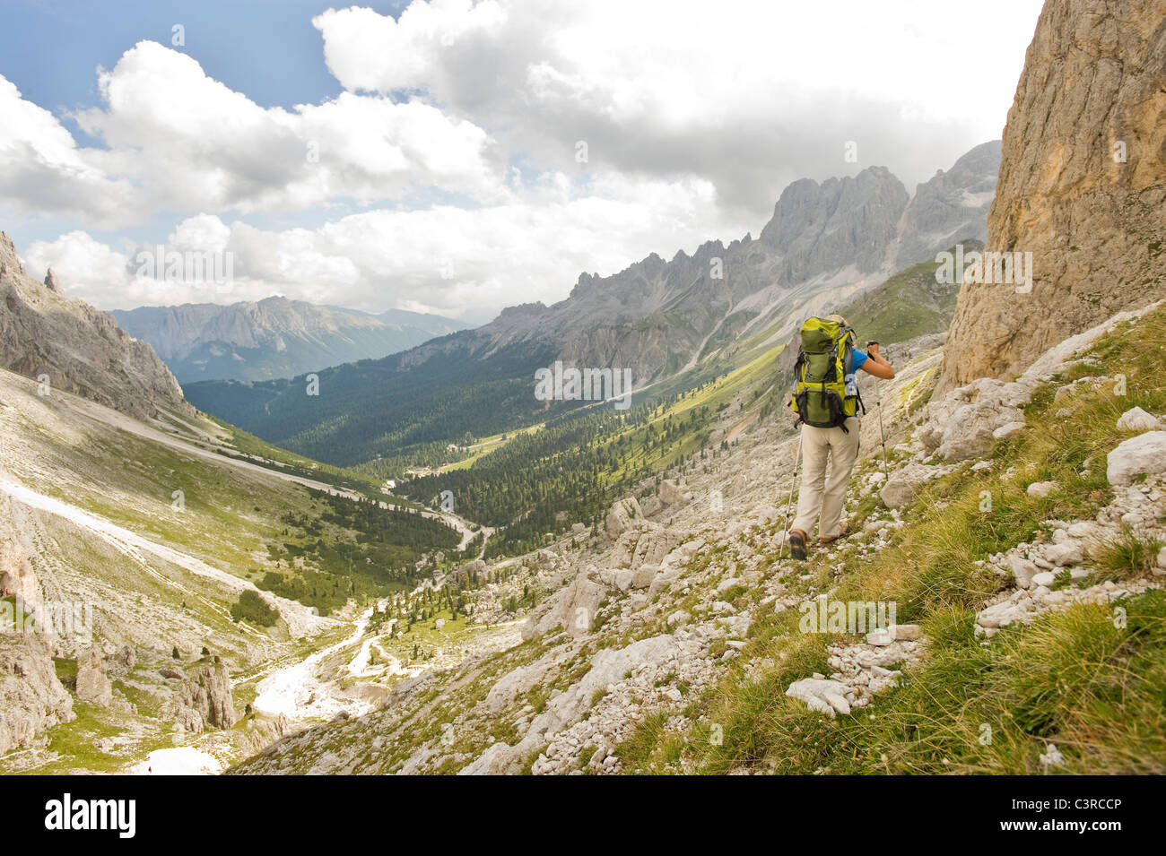 L'Italie, Dolomites, Mature man randonnée au montagnes Rosengarten Banque D'Images