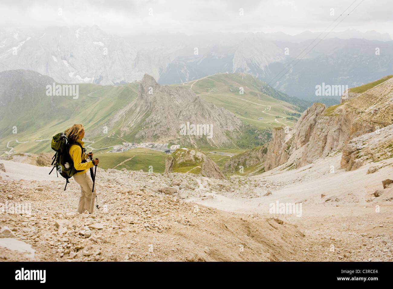 L'Italie, Dolomites, mature woman randonnée au Pordoi Banque D'Images