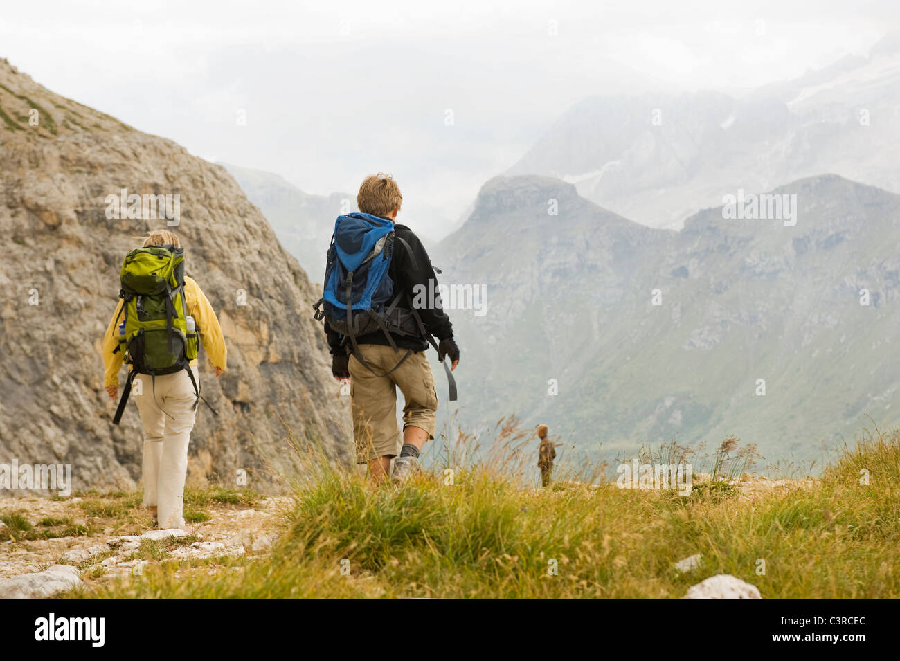 L'Italie, Dolomites, les randonneurs randonnée au Pordoi Banque D'Images
