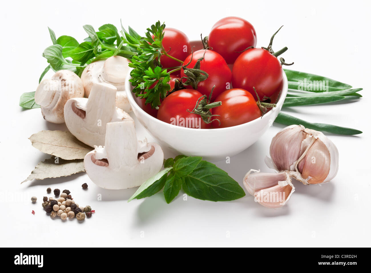Groupe des légumes frais et des tomates isolé sur fond blanc. Banque D'Images