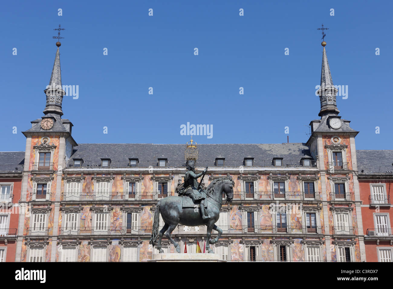 Espagne, Madrid, la statue de Felipe III avec Casa De La Panaderia à Plaza Mayor Banque D'Images