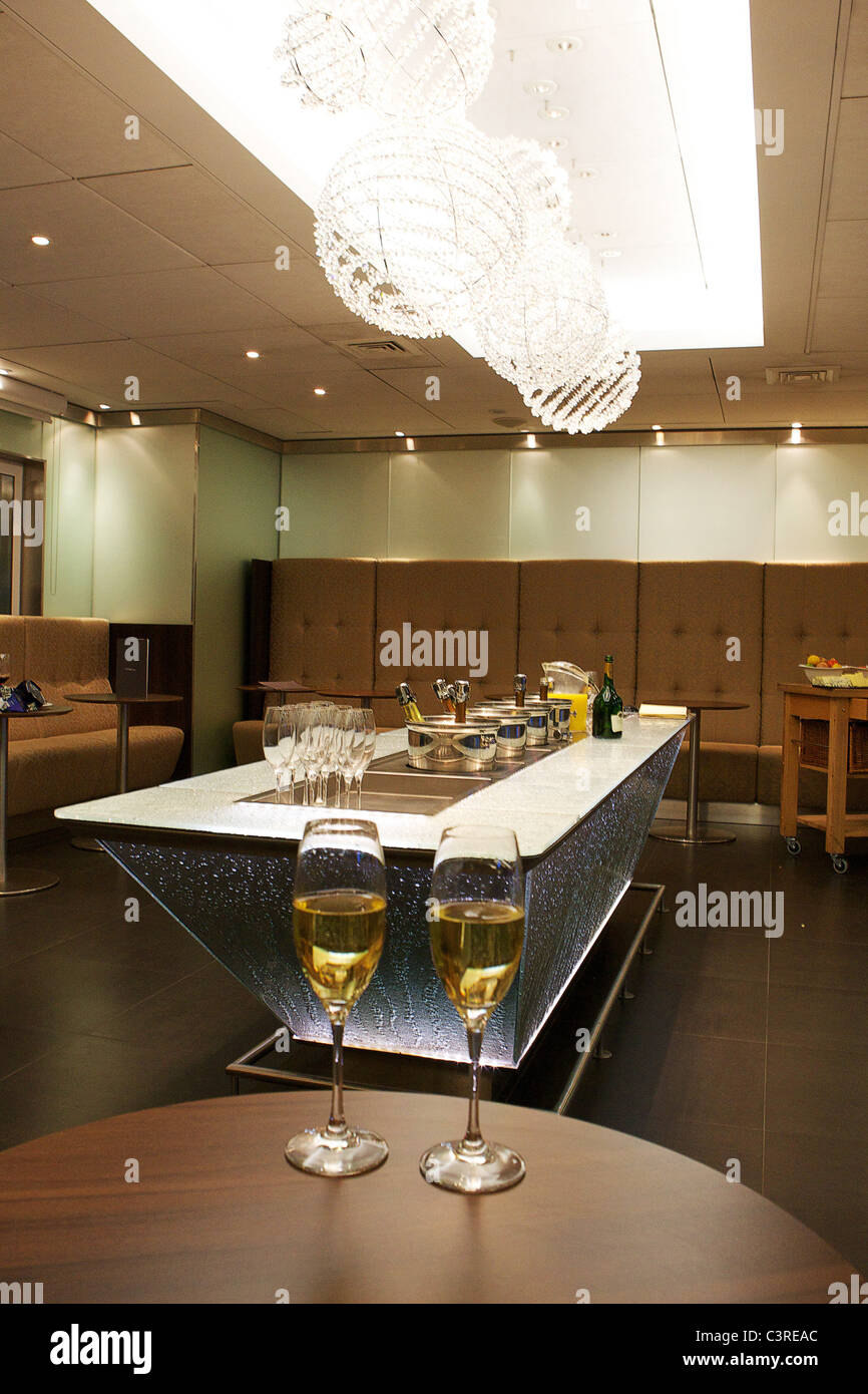 Deux verres de champagne dans un bar à champagne Banque D'Images