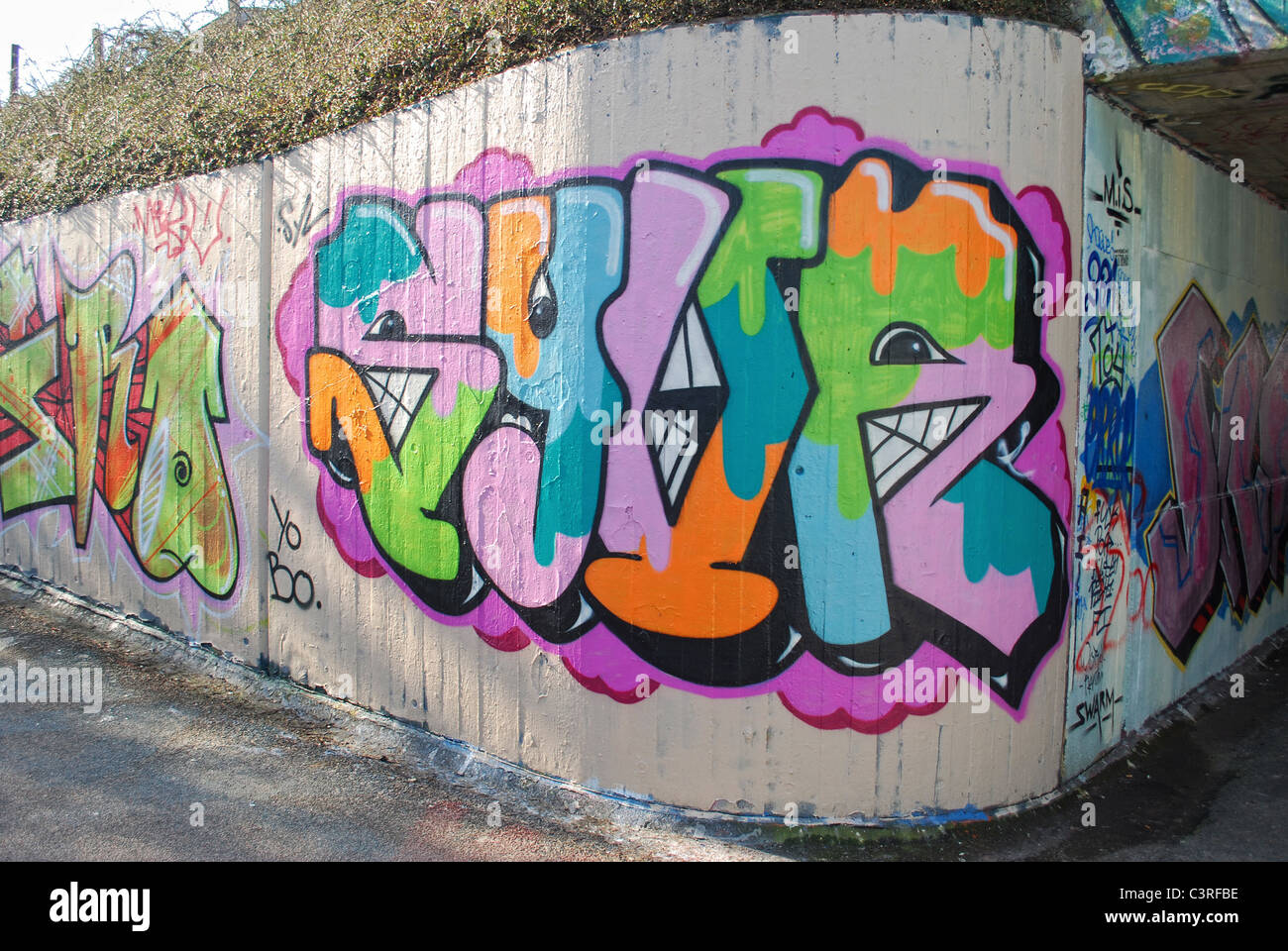 Graffiti sur un mur de béton à Kolding, Danemark Banque D'Images