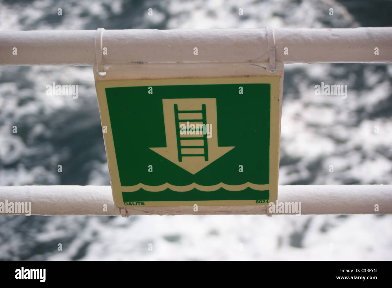 Panneau d'avertissement d'urgence sur l'échelle à bord du paquebot 'marco Polo'. Image d'archive, rebutée 2021 Banque D'Images