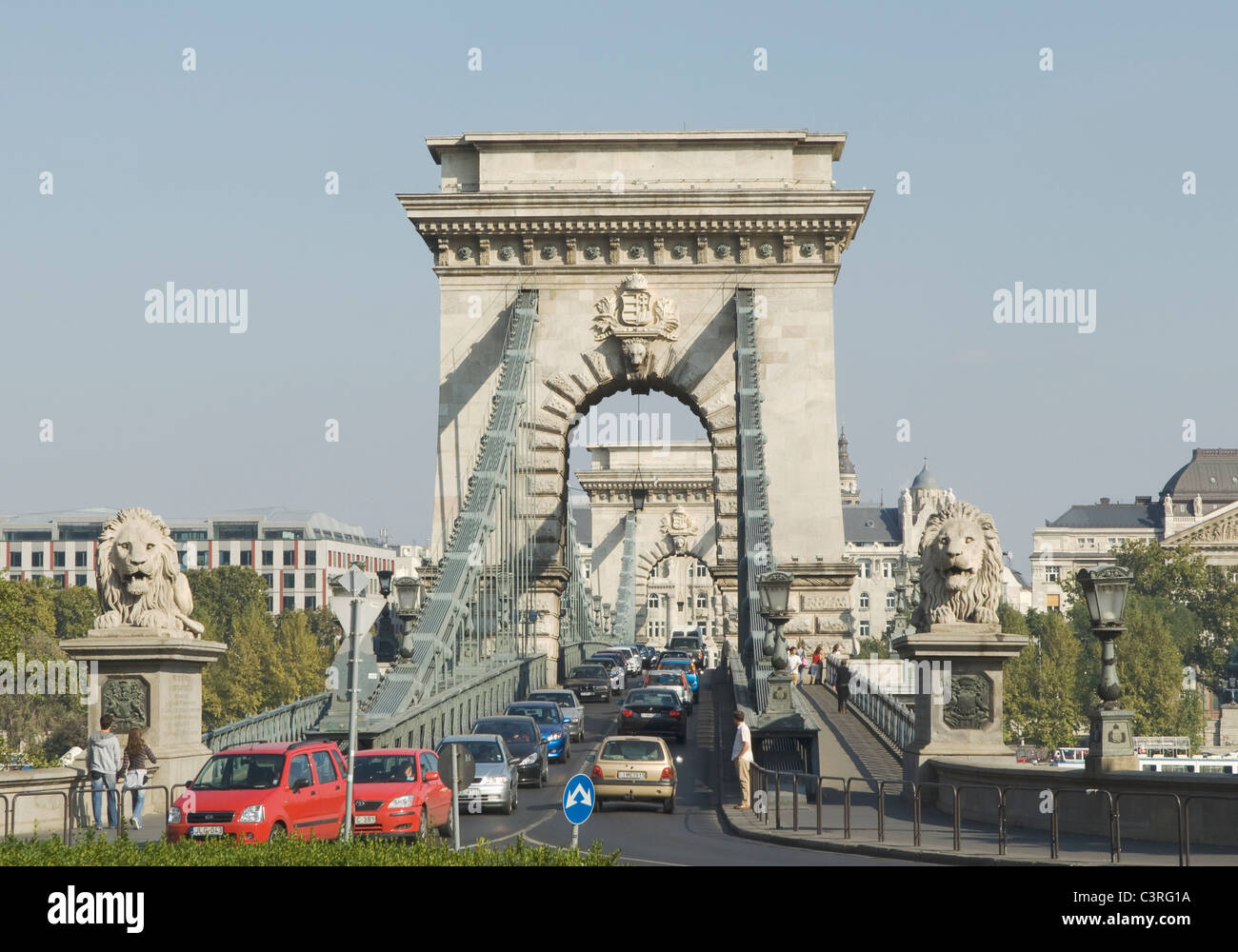 Hongrie, Budapest, le pont à chaînes avec la circulation lourde Banque D'Images