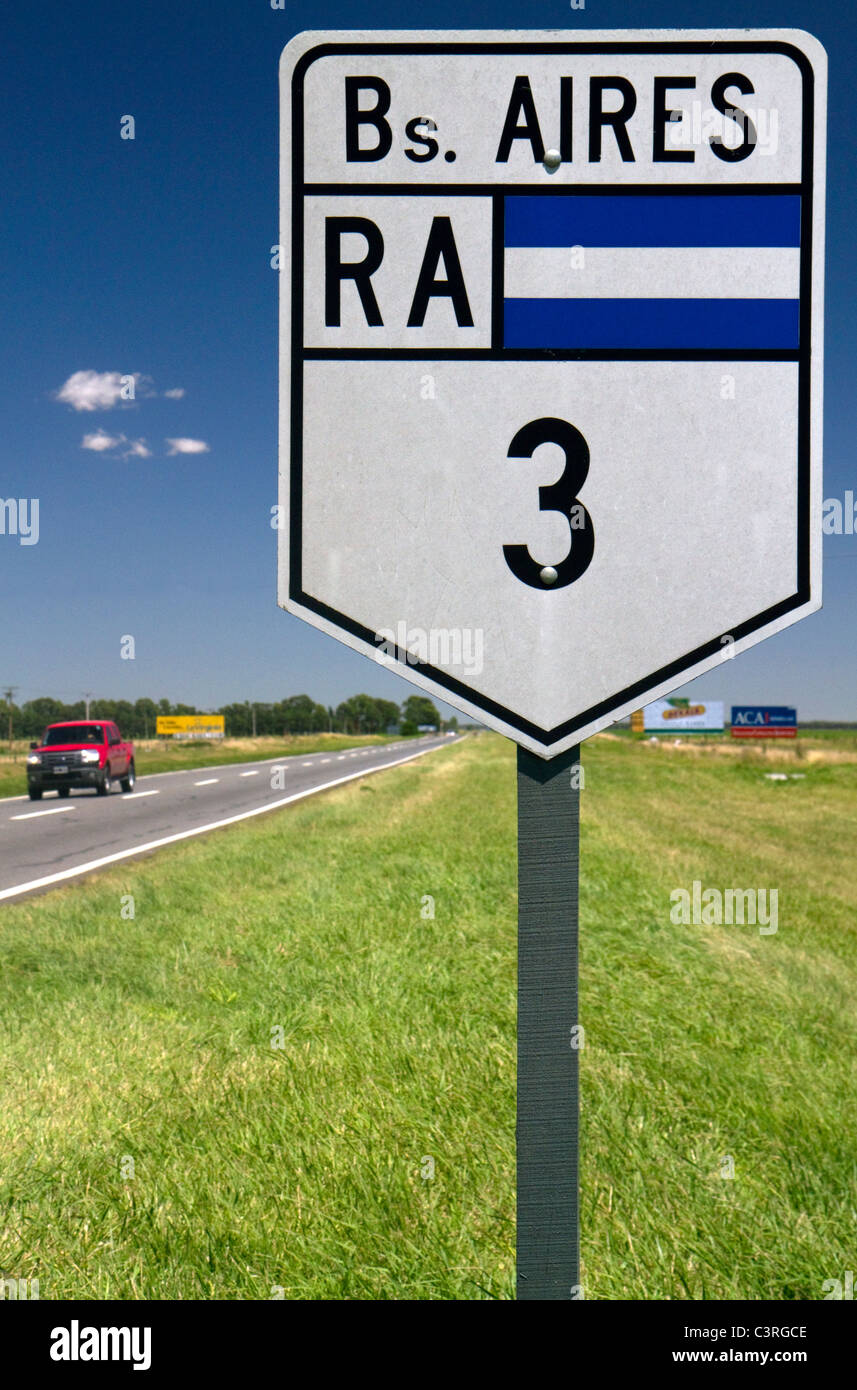 Route Nationale 3 panneau routier dans la province de Buenos Aires, Argentine. Banque D'Images