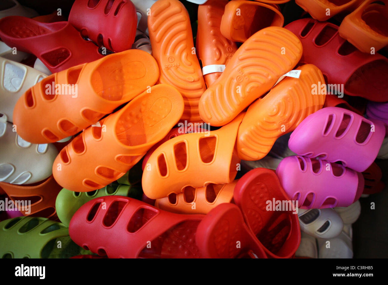 Chaussures en plastique coloré Banque D'Images