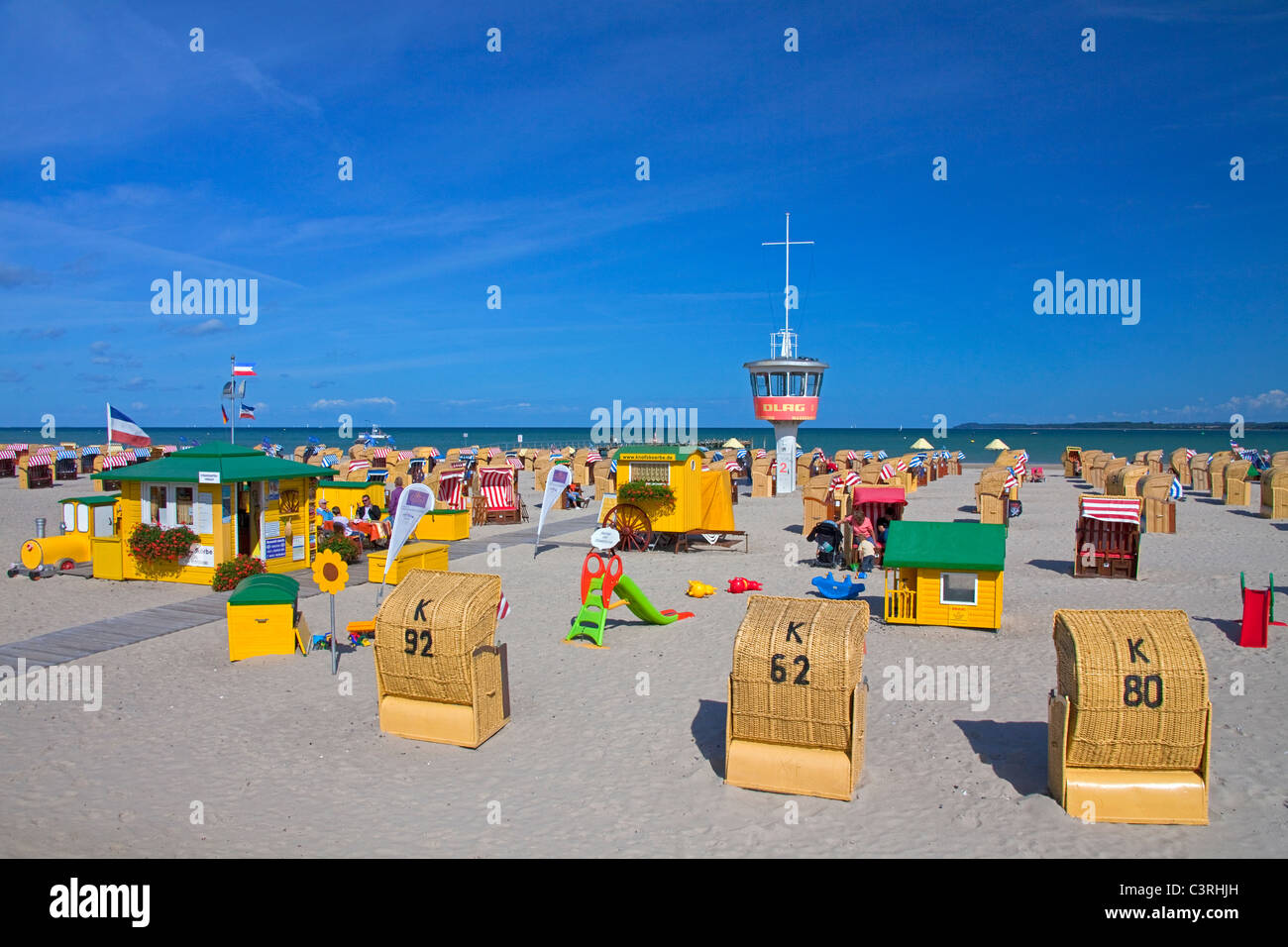 Chaises de plage en osier couvert sur la plage à Detmold, Luebeck, Allemagne Banque D'Images