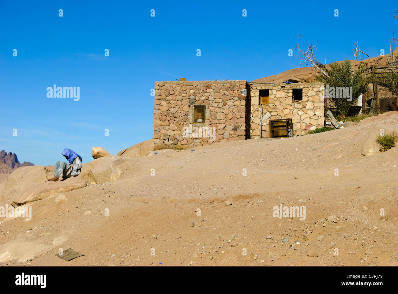 Bedouin Jebelia assis sur un rocher- montagnes du Sinaï - péninsule du Sinaï, Égypte Banque D'Images