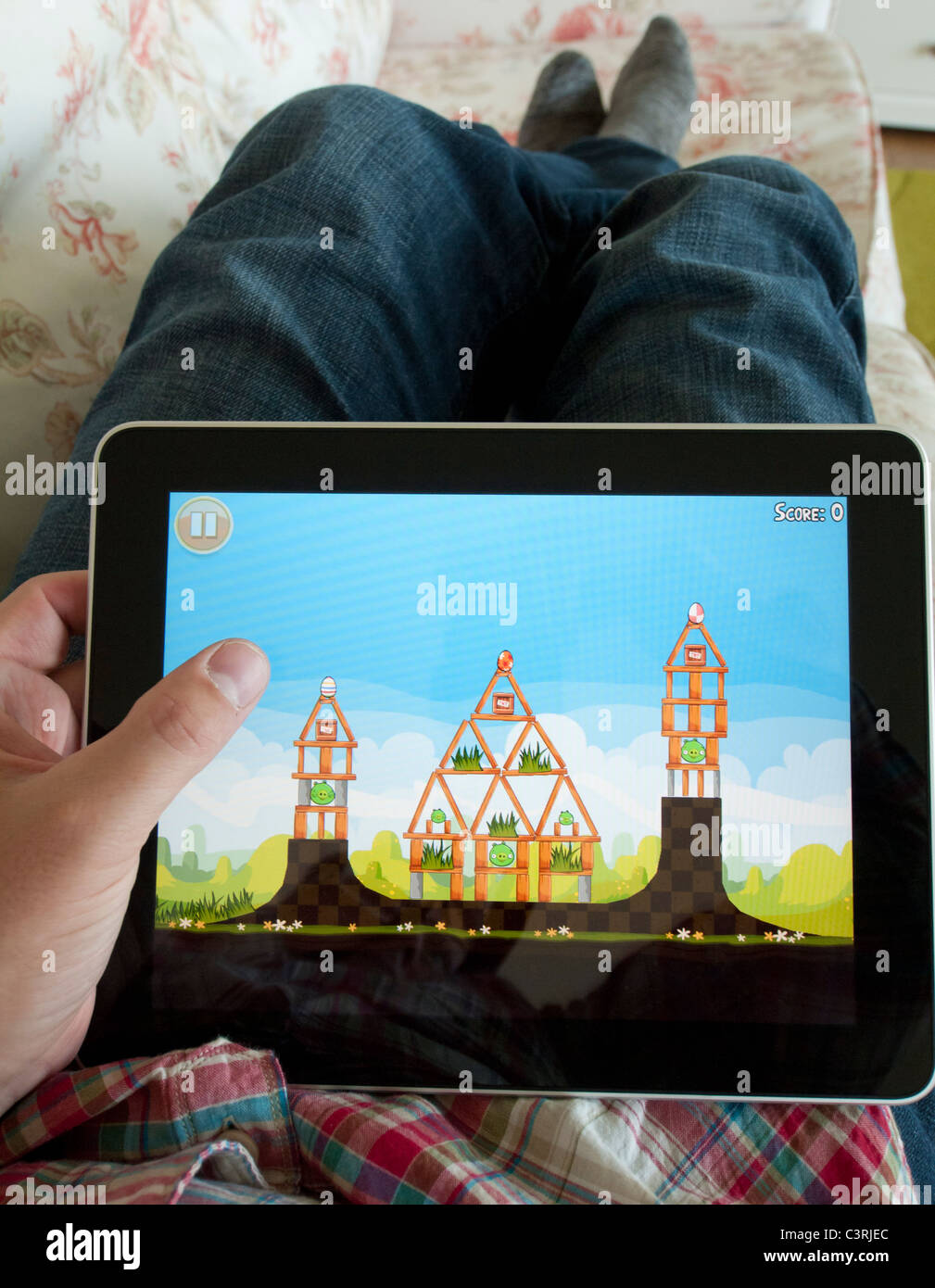Man Angry Birds jeu sur un écran tactile iPad tablet computer Banque D'Images