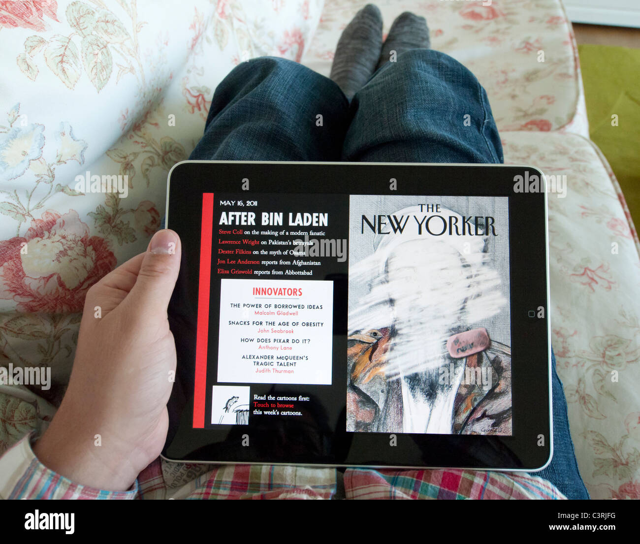L'homme numérique lecture version iPad du magazine The New Yorker Banque D'Images