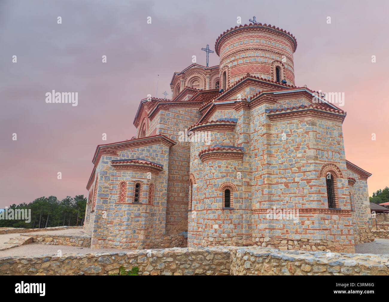 La sainte église catholique Saint Panteleimon fondée par Clement sur la côte du lac Ohrid en Macédoine Ohrid ville au coucher du soleil Banque D'Images