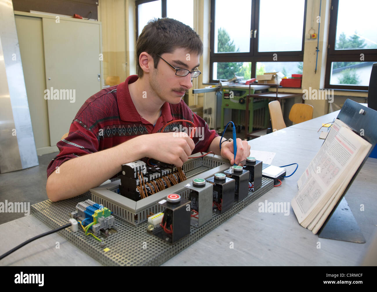 Plus d'ateliers, un équipement électrique assembleur, Olsberg, Allemagne Banque D'Images