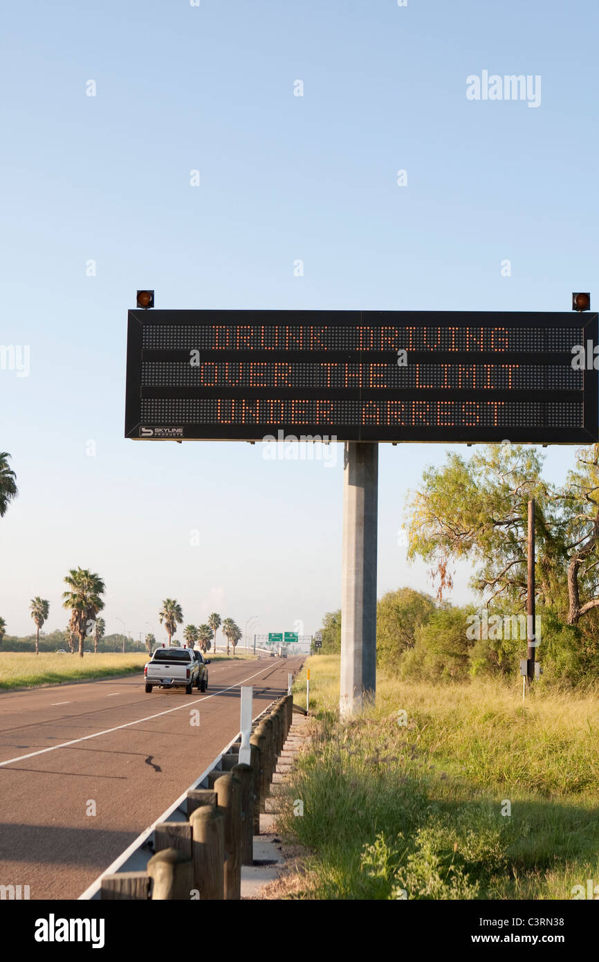 L'autoroute message board sur l'étendue de l'US Highway 77 South Texas prévient les conducteurs contre l'alcool au volant Banque D'Images