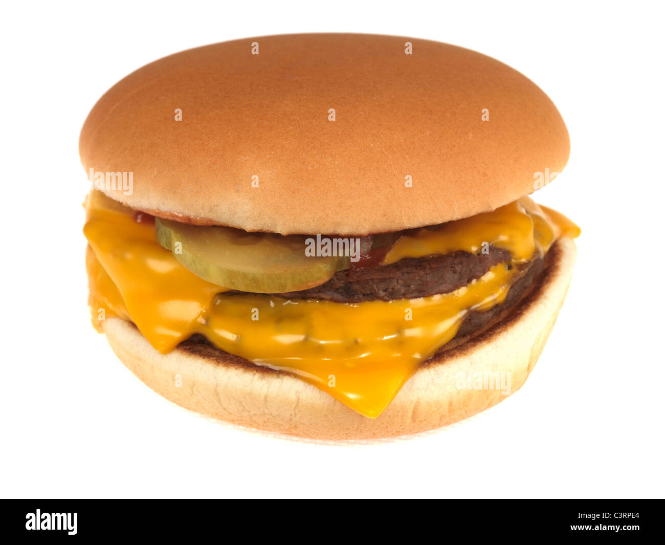 Fraîchement cuit authentique fromage Double Burger dans un petit pain grillé le pain blanc contre un fond blanc avec un chemin de détourage et aucun peuple Banque D'Images