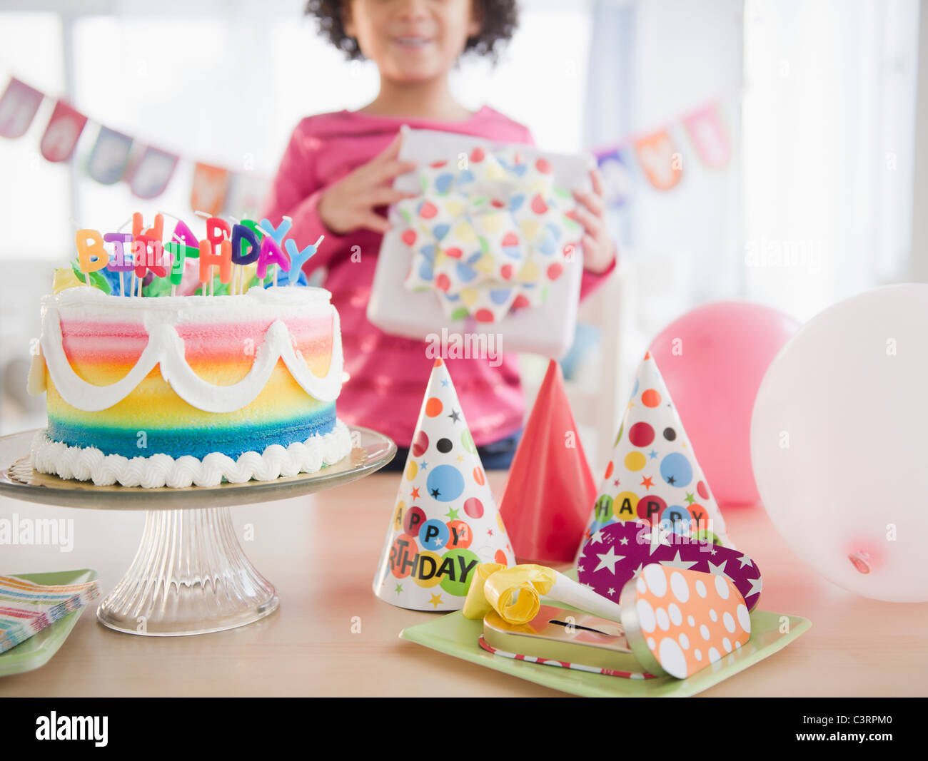 African American girl holding gift at Birthday party Banque D'Images