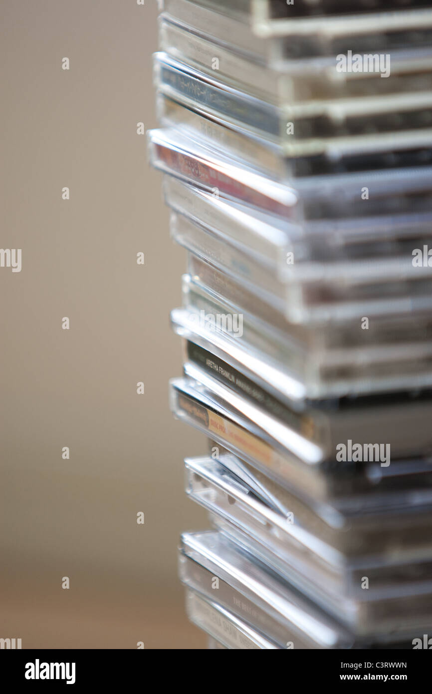 Une pile de disques compacts audio musique CD/ à partir d'une collection de musique. Banque D'Images