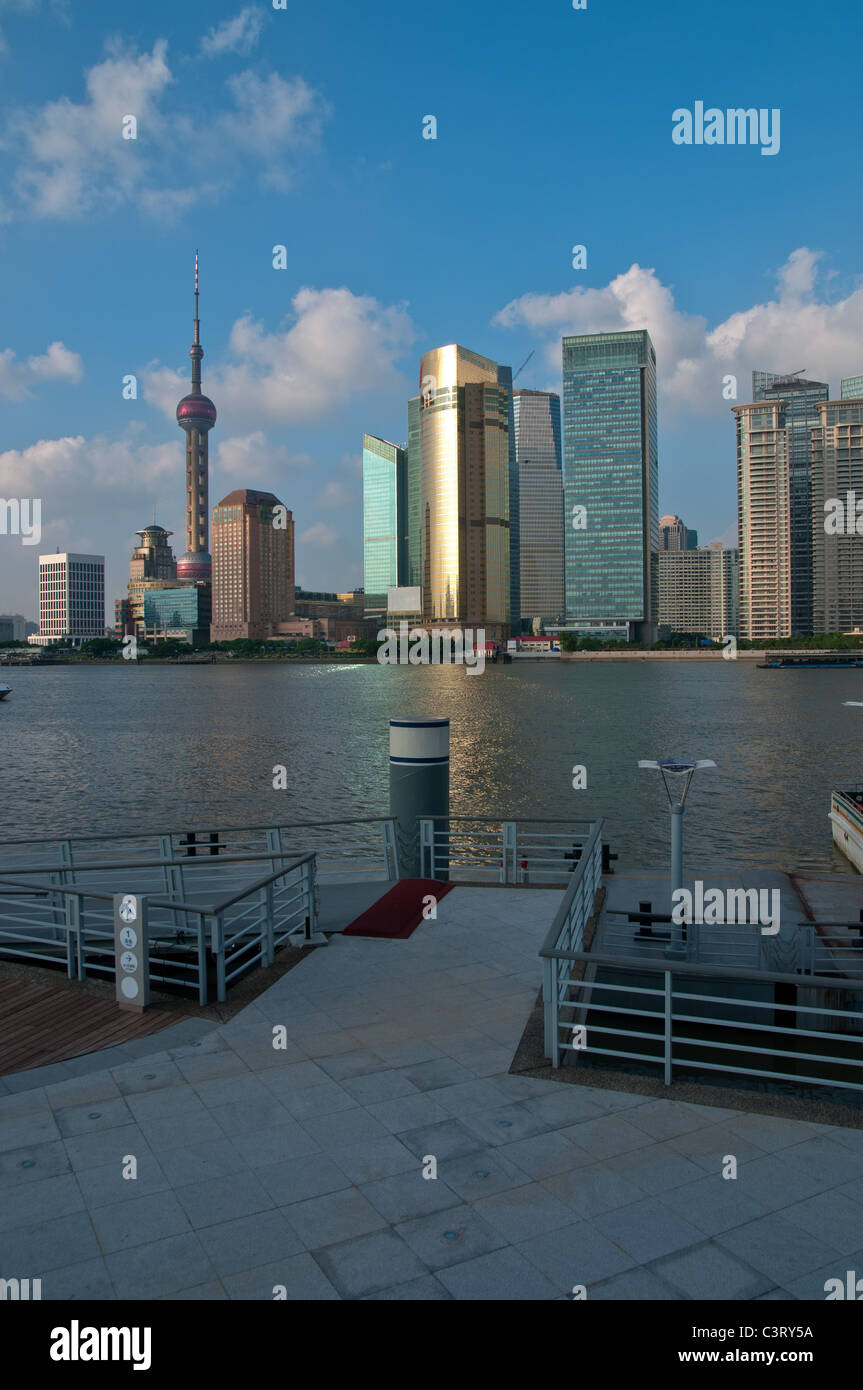 Vue de Shanghai Pudong puxi new bund sur une journée ensoleillée avec des nuages blancs et ciel bleu Banque D'Images