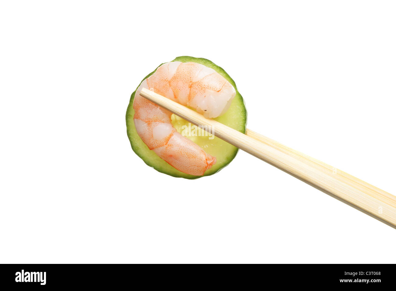 Concombre et crevettes en baguettes isolés contre white Banque D'Images