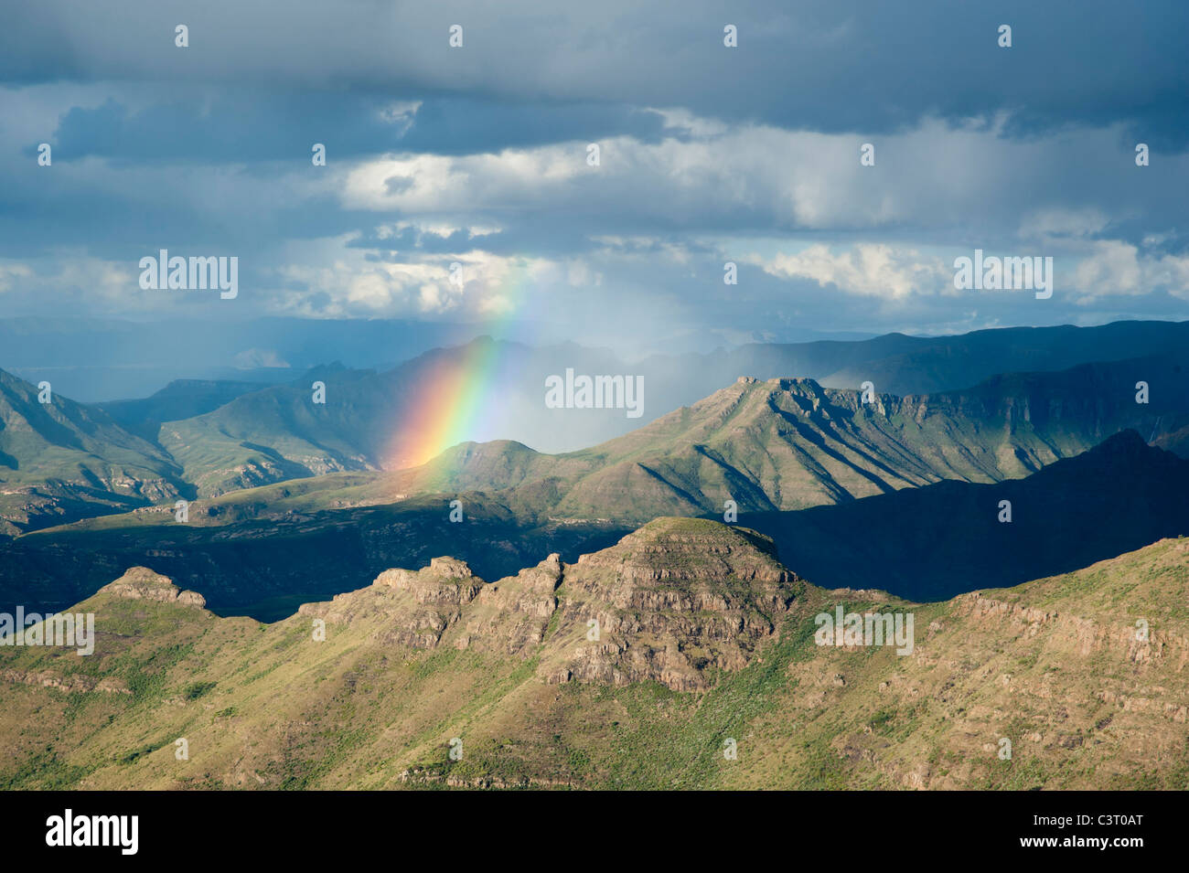 Au cours d'un arc-en-ciel tempête dans la Witteberge Mountains, Afrique du Sud Banque D'Images